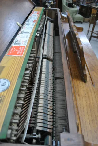 Antiguo piano Winter & Company con banqueta