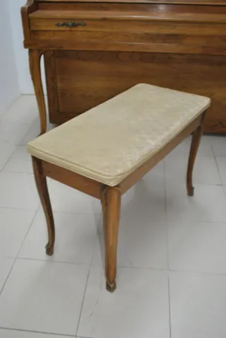 Antiguo piano Winter & Company con banqueta