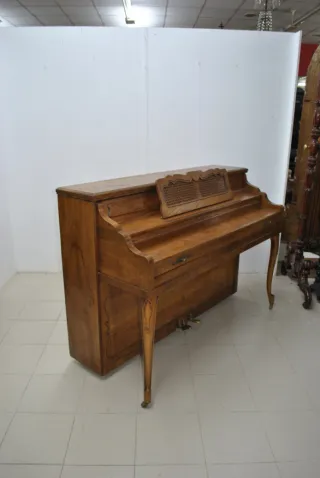 Antiguo piano Winter & Company con banqueta