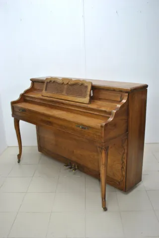 Antiguo piano Winter & Company con banqueta
