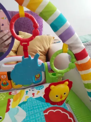 Piano Fisher Price para bebé con arco de juegos