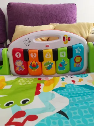 Piano Fisher Price para bebé con arco de juegos