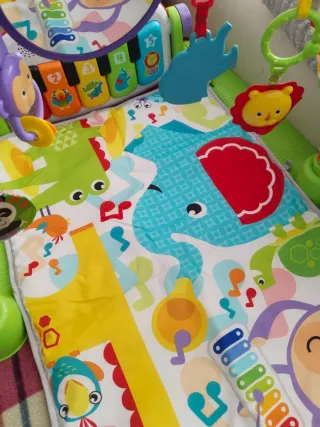 Piano Fisher Price para bebé con arco de juegos