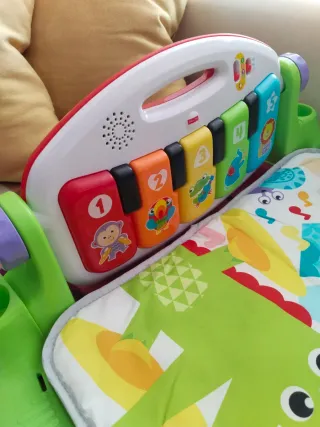 Piano Fisher Price para bebé con arco de juegos