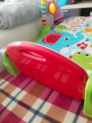 Piano Fisher Price para bebé con arco de juegos