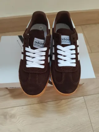 Adidas Spezial. Tallan grande.