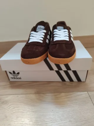 Adidas Spezial. Tallan grande.