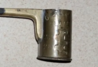 Antiguo dosificador de pólvora de latón
