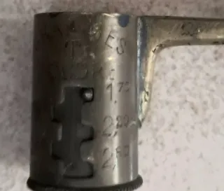 Antiguo dosificador de pólvora de latón