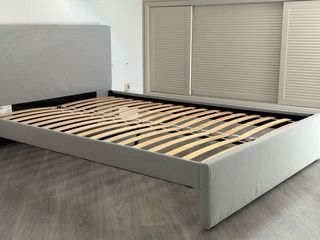 Cama completa gris con cabecero, colchon y somier