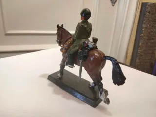 Figura militar a caballo