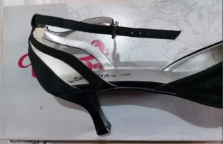 Zapatos Claudia. Talla 40 Negros.UNA SOLA PUESTA