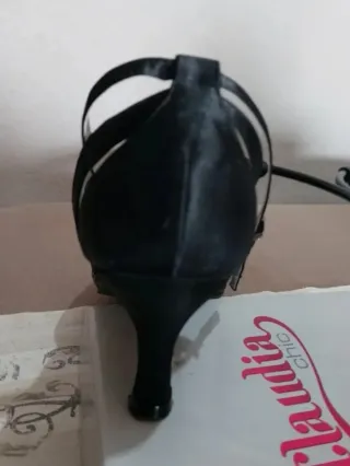 Zapatos Claudia. Talla 40 Negros.UNA SOLA PUESTA