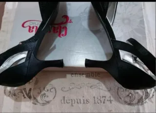 Zapatos Claudia. Talla 40 Negros.UNA SOLA PUESTA
