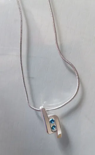 Colgante plateado con piedras azules