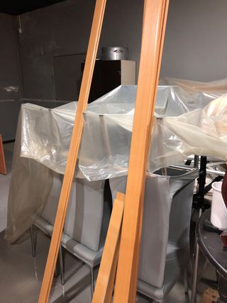 Puerta de madera clara con rejilla