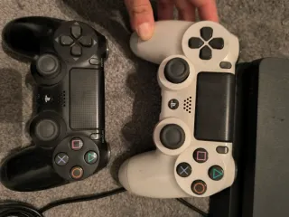 PS4 (PlayStation 4) con 2 mandos