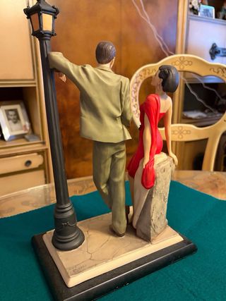 Figura pareja romántica farola