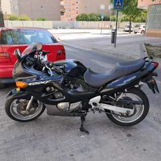 Suzuki GSX 750F Negra