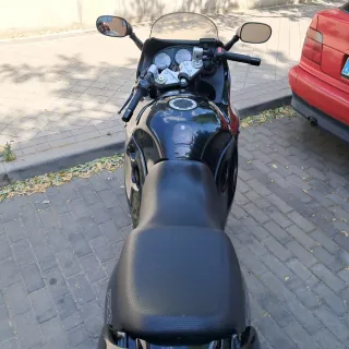 Suzuki GSX 750F Negra