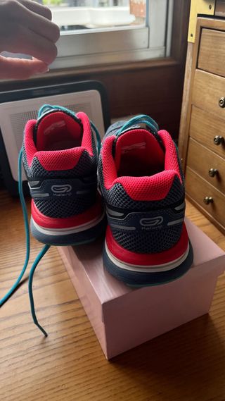 Zapatillas deportivas Kalenji grises y rosas