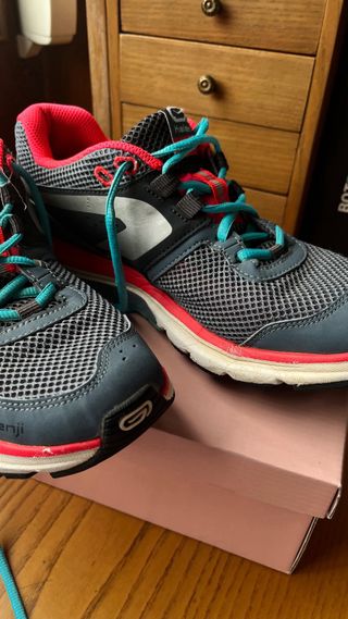 Zapatillas deportivas Kalenji grises y rosas