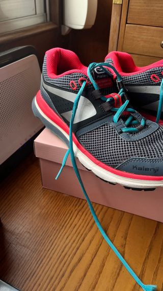 Zapatillas deportivas Kalenji grises y rosas