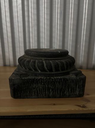 Maceta de piedra negra decorativa