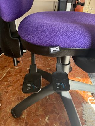 Silla de oficina morada de tela