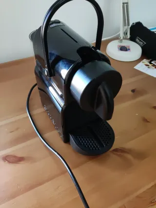 Cafetera Nespresso Delonghi Negra