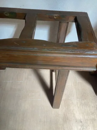 Cantarera antigua de madera dos cántaros y puchero