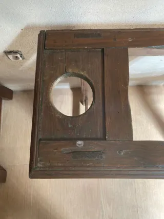 Cantarera antigua de madera dos cántaros y puchero
