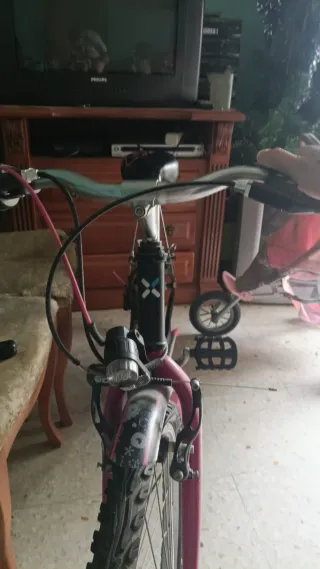 Bicicleta de paseo BTWIN rosa y negra