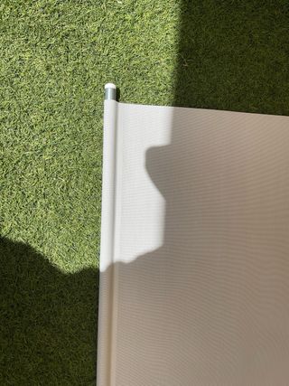 Cortina estores enrollables blancos de tela.