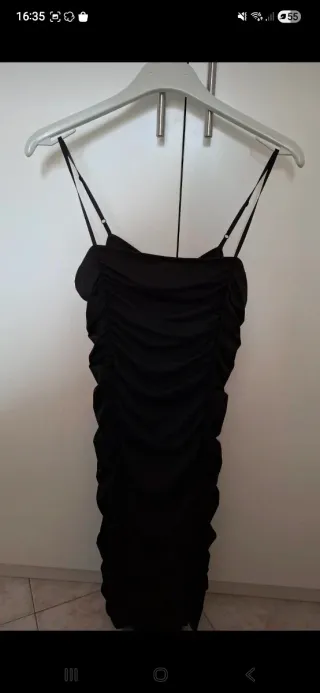 Tubino nero con rouches