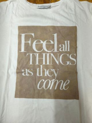 Camiseta Stradivarius mensaje Feel all things