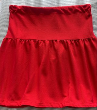 Falda roja con cintas
