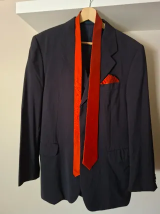 Chaqueta Negra con Corbata Roja