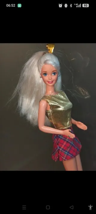 Barbie con gonna a quadri