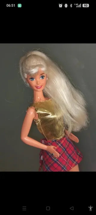 Barbie con gonna a quadri