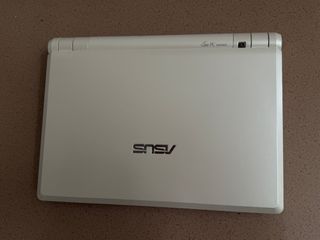 Mini portátil Asus beige/blanco