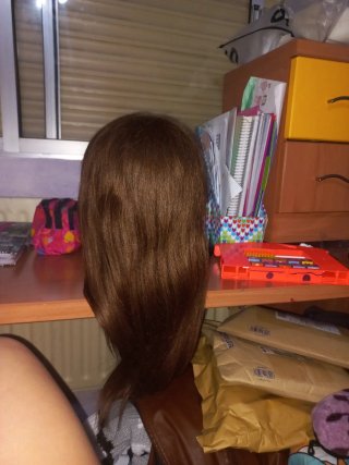 Maniquí de peluquería con pelo castaño