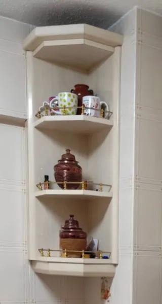 Estantería de esquina beige y marrón