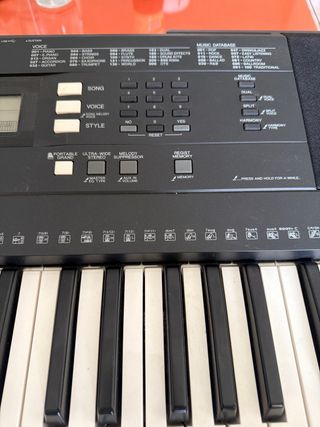 Teclado Yamaha PSR-E343 con caja y atril