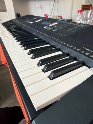 Teclado Yamaha PSR-E343 con caja y atril