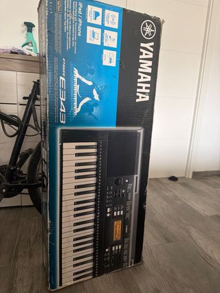 Teclado Yamaha PSR-E343 con caja y atril