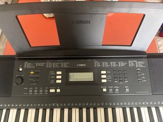 Teclado Yamaha PSR-E343 con caja y atril