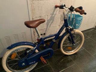 Bicicleta infantil azul con cesta