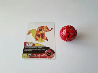 Bakugan Pyrus Dragonoid 520G con carta