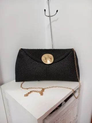 Bolso de fiesta negro con detalles dorados